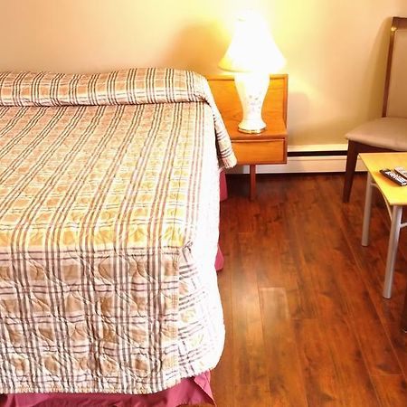 Maple Leaf Motel Delhi Екстериор снимка