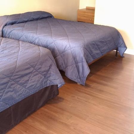 Maple Leaf Motel Delhi Екстериор снимка