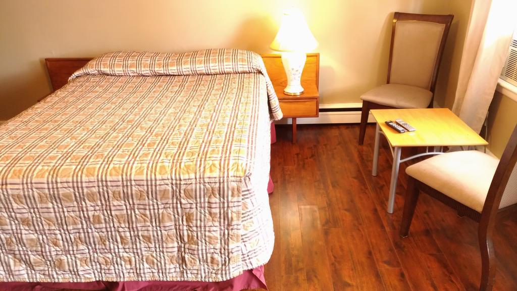 Maple Leaf Motel Delhi Екстериор снимка