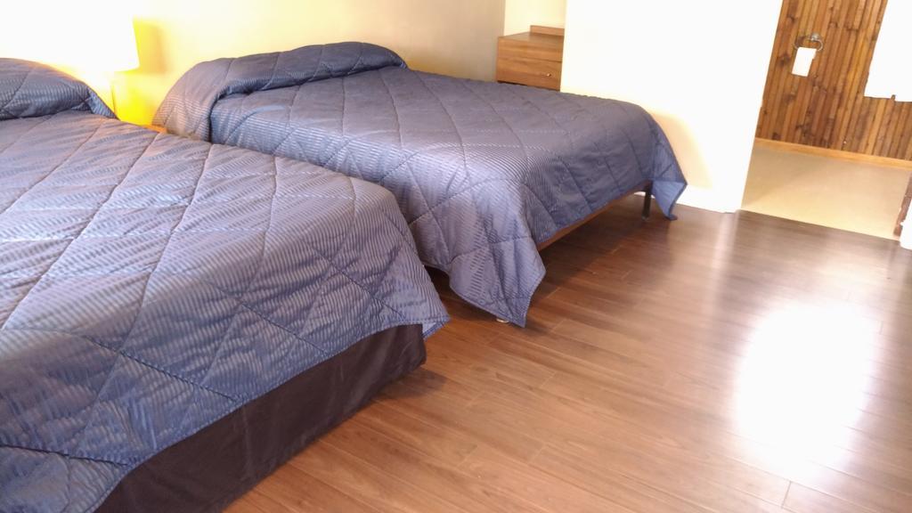 Maple Leaf Motel Delhi Екстериор снимка