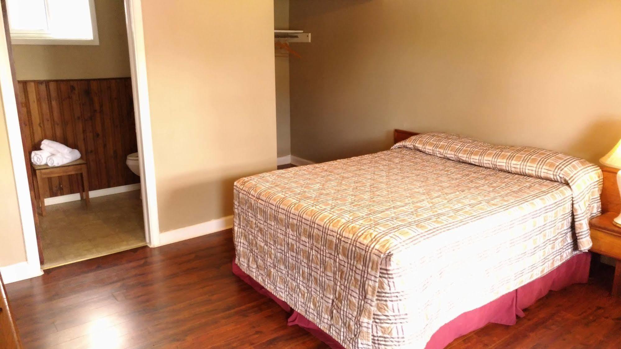 Maple Leaf Motel Delhi Екстериор снимка