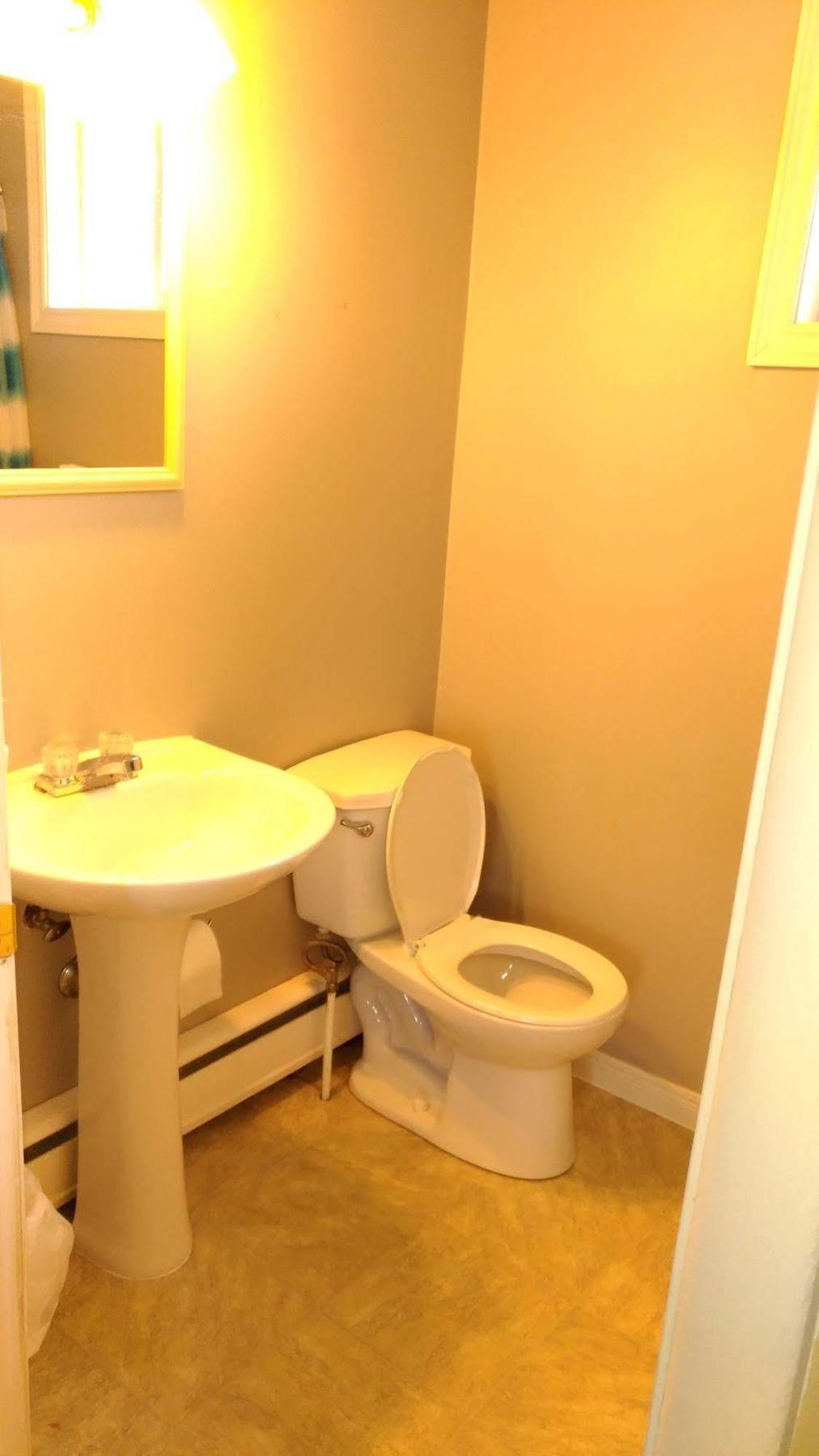 Maple Leaf Motel Delhi Екстериор снимка