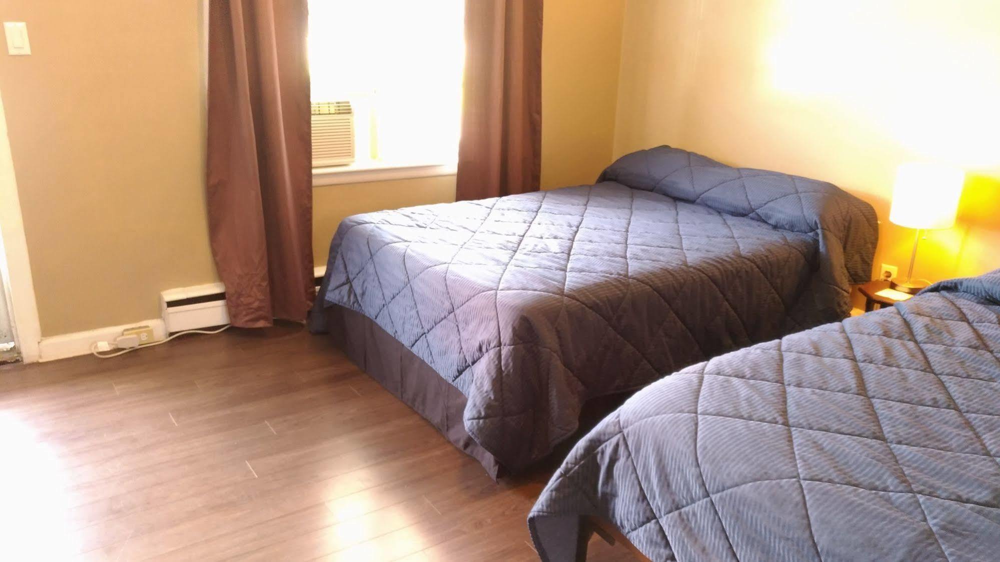 Maple Leaf Motel Delhi Екстериор снимка
