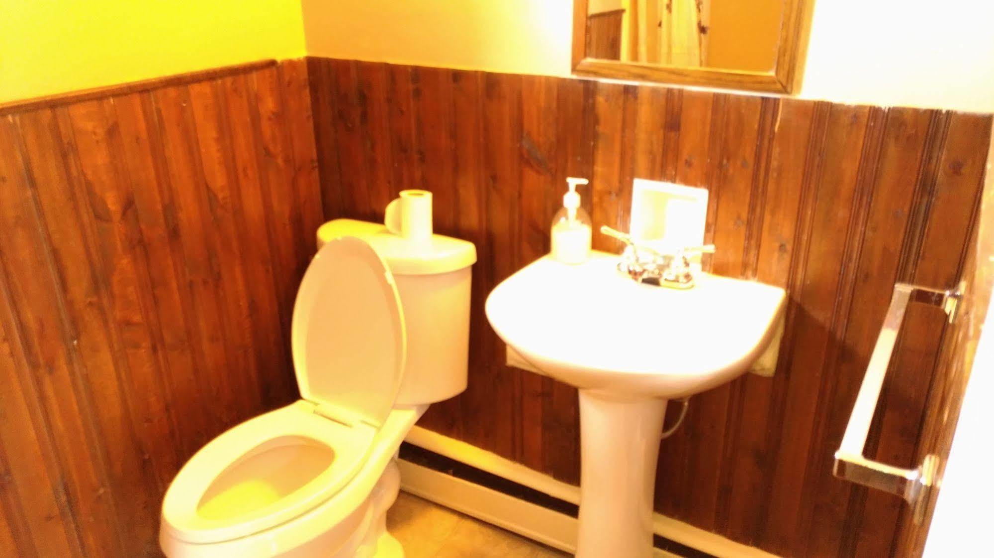 Maple Leaf Motel Delhi Екстериор снимка
