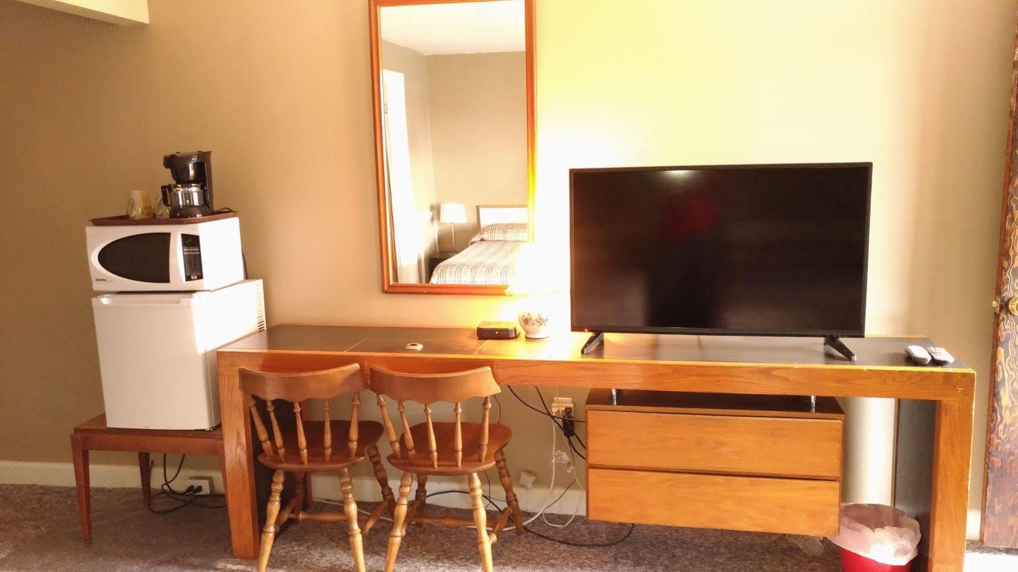 Maple Leaf Motel Delhi Екстериор снимка
